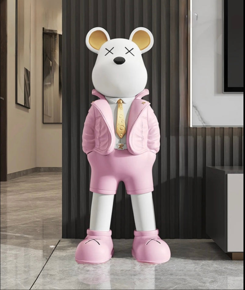 Sculpture décorative pop art représentant un ours blanc en tenue rose pastel avec cravate dorée, design original pour intérieur moderne et créatif