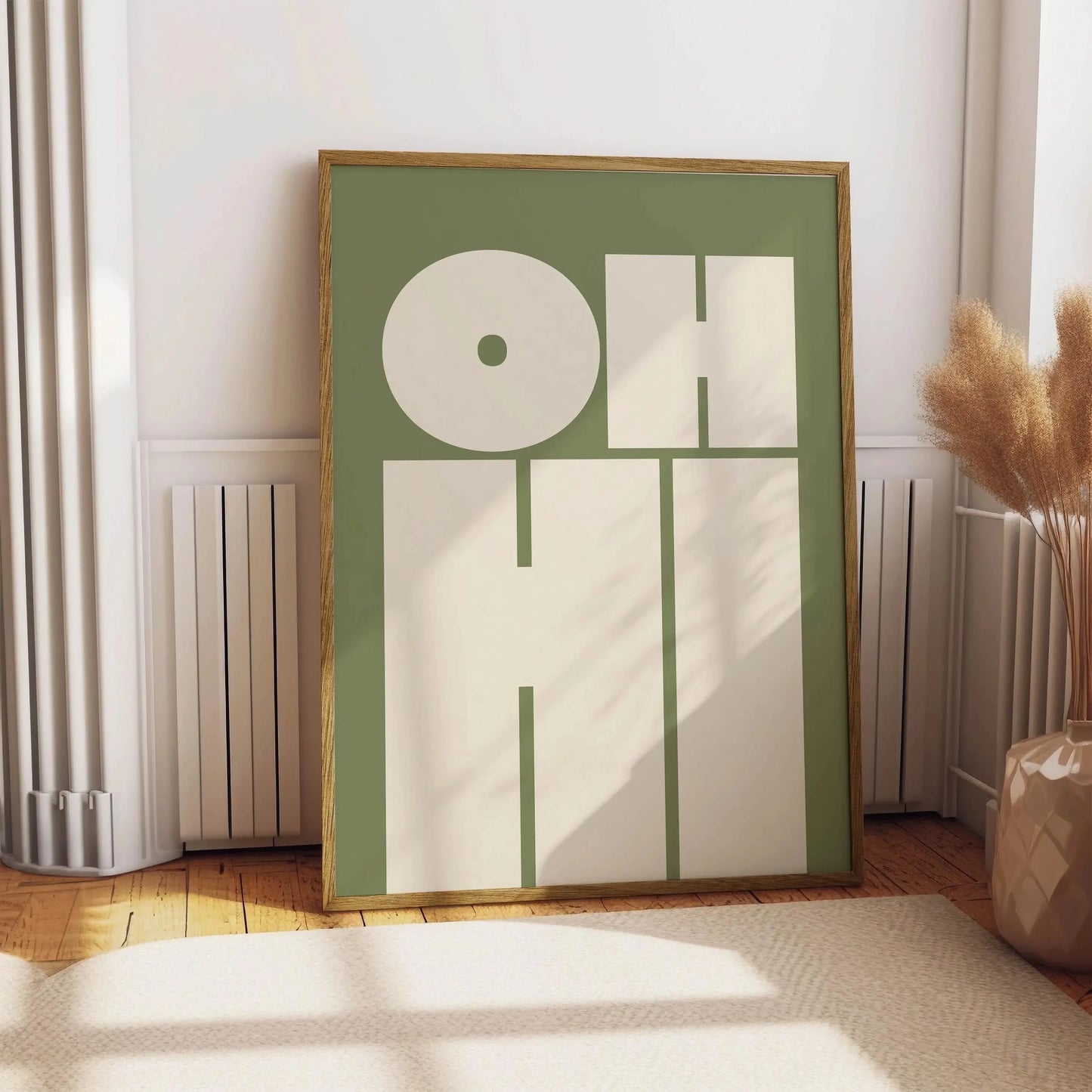 Poster design avec typographie “OH HI” en lettres crème sur fond vert sauge, style graphique minimaliste, parfait pour une déco murale moderne et naturelle.