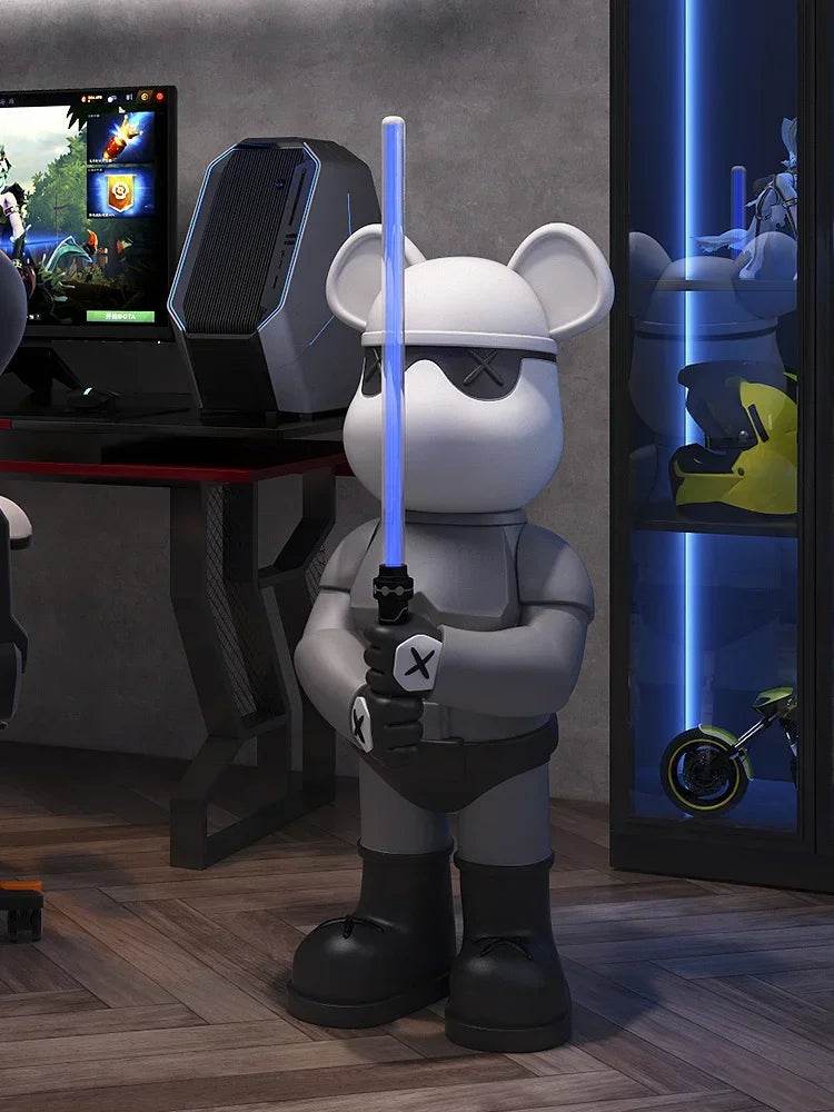 Statue de personnage ours blanc style pop art tenant un sabre laser bleu, posée dans une pièce gaming moderne avec setup PC RGB et éclairage néon futuriste