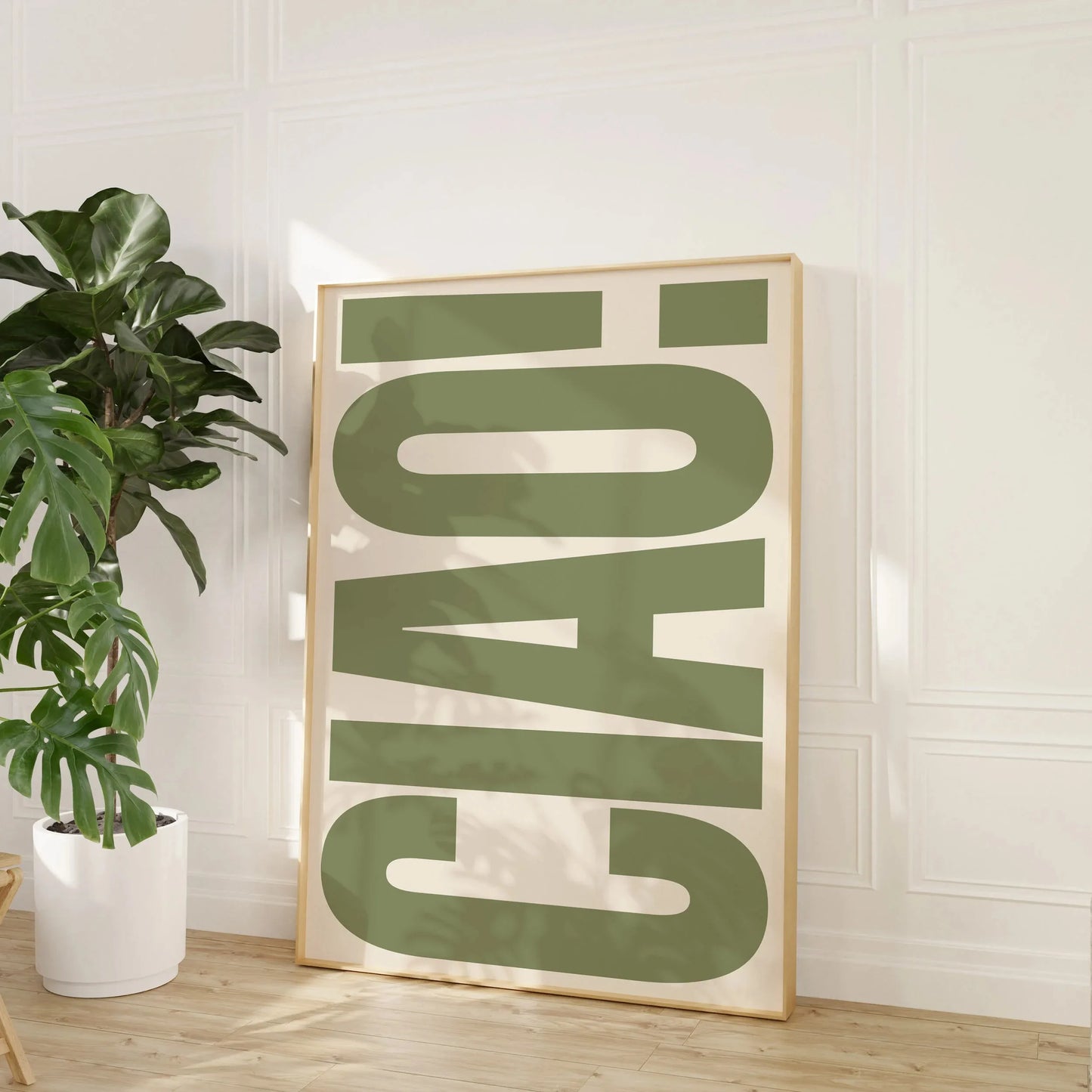 Poster déco avec inscription “CIAO” en lettres capitales verte, style graphique audacieux et moderne, parfait pour une touche pop et italienne dans un intérieur contemporain.