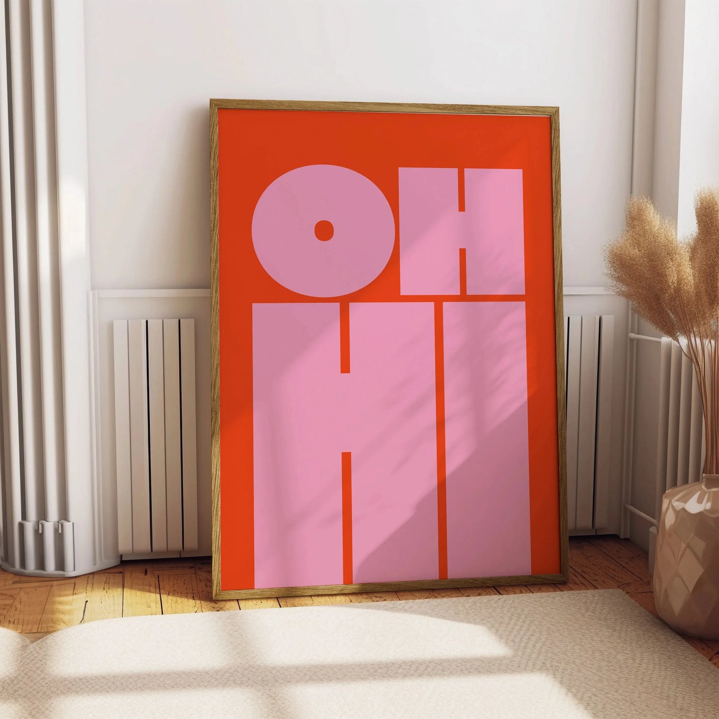 OH HI” avec typographie rose sur fond orange vif, affiche pop art graphique pour mur de salon ou bureau stylé.