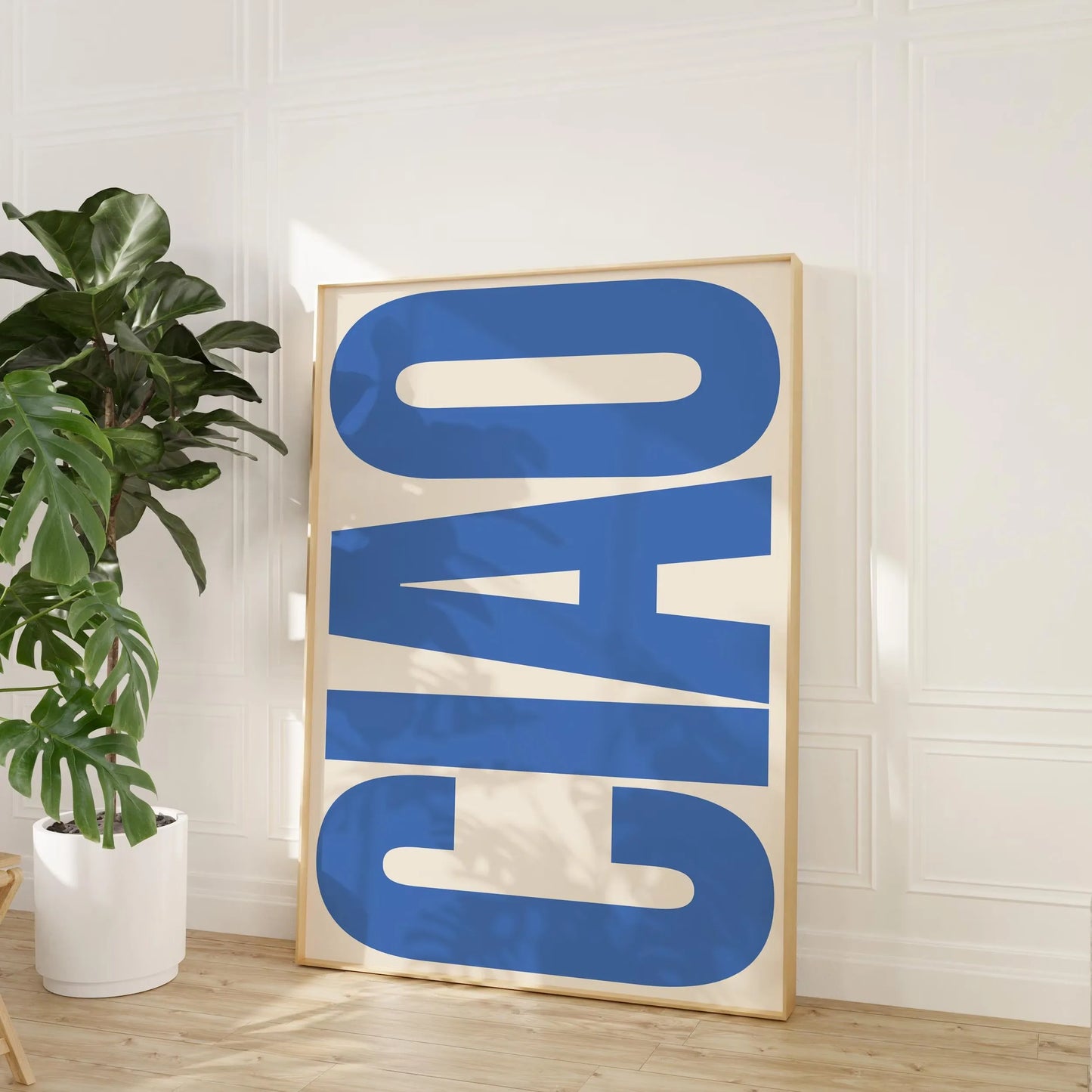 Poster déco avec inscription “CIAO” en lettres capitales bleues , style graphique audacieux et moderne, parfait pour une touche pop et italienne dans un intérieur contemporain.