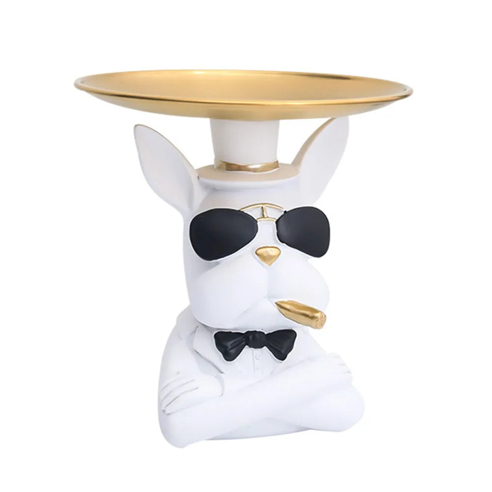 Sculpture décorative de chien blanc chic avec plateau doré, lunettes de soleil et nœud papillon, objet décalé et élégant pour intérieur design