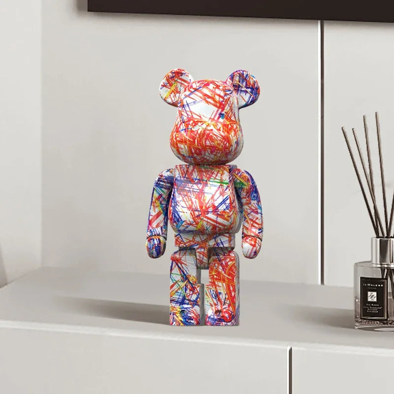 Figurine Bearbrick abstraite multicolore sur meuble design blanc, déco moderne et artistique inspirée street art