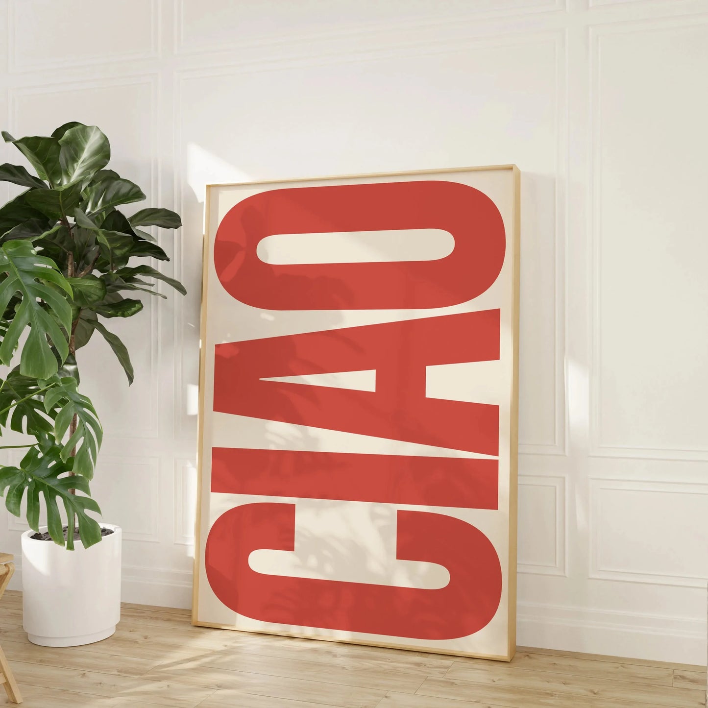 Poster déco avec inscription “CIAO” en lettres capitales rouges, style graphique audacieux et moderne, parfait pour une touche pop et italienne dans un intérieur contemporain.