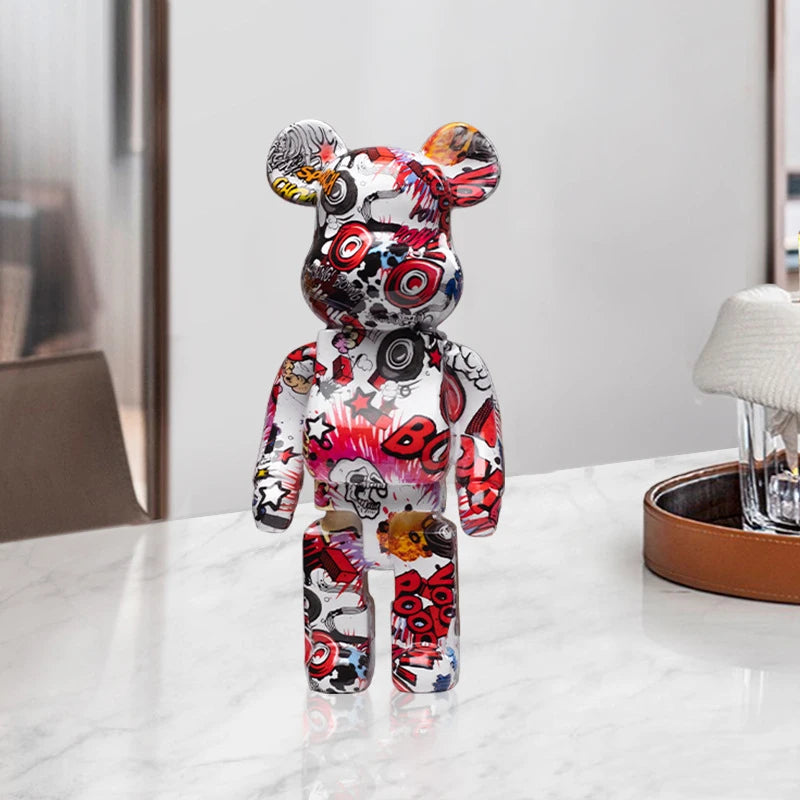Figurine Bearbrick pop art rouge et noire avec motifs BD sur table en marbre dans intérieur design