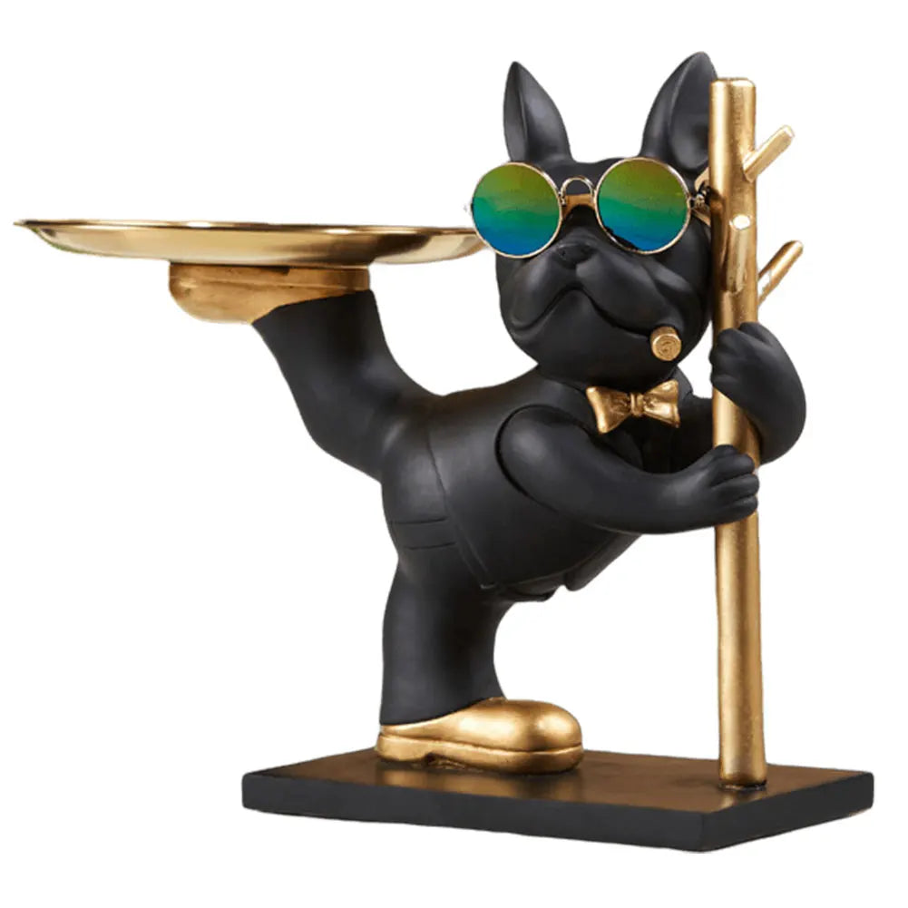 Sculpture chien noir design en pose acrobatique, lunettes miroir et nœud papillon doré, tenant un plateau et accroché à un portemanteau – objet déco original et multifonction pour intérieur moderne