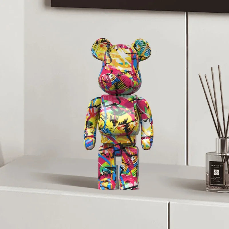 Bearbrick coloré style pop art fluo exposé sur meuble blanc, figurine design moderne pour décoration d’intérieur tendance