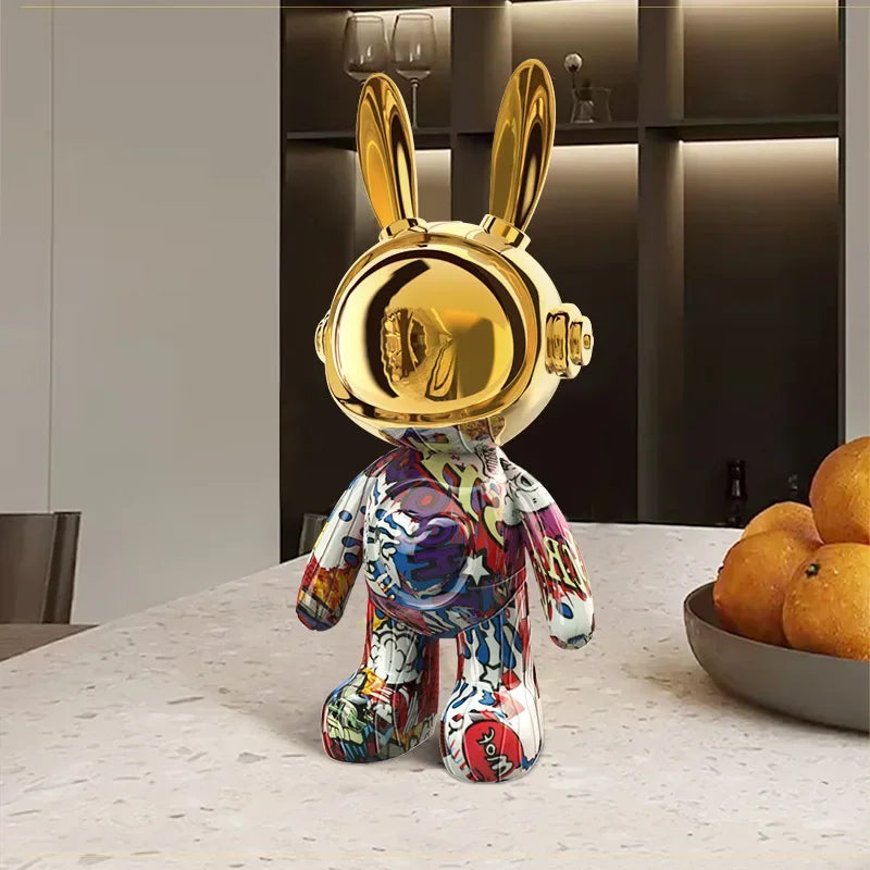 Sculpture lapin pop art au casque doré brillant et corps coloré graffiti, pièce design originale sur une table de cuisine moderne