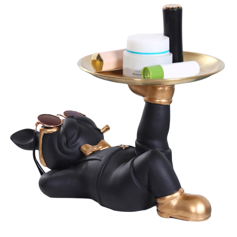 Sculpture de chien allongé noir avec lunettes et plateau doré — une pièce déco originale et pratique, parfaite pour une touche funky dans une salle de bain, une entrée ou un salon moderne
