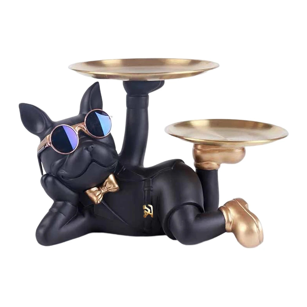 Sculpture déco chien majordome noir allongé avec lunettes miroir et plateaux dorés — un accessoire tendance et insolite pour une touche pop chic dans votre intérieur.