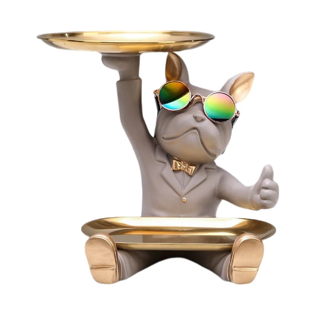 Chien gris en costume avec lunettes miroir et double plateau doré — une sculpture pop art audacieuse, fun et pratique, idéale pour une déco intérieure pleine de caractère.
