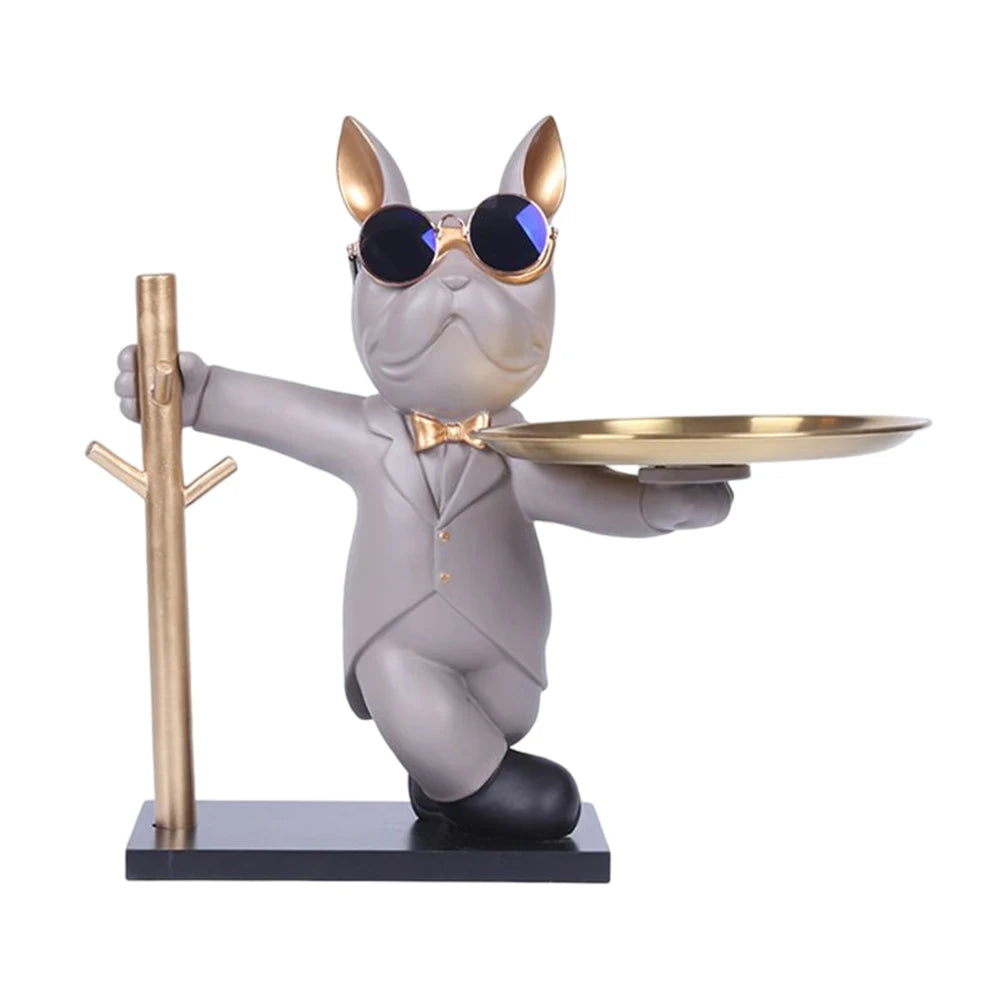 Sculpture déco de chien majordome beige avec lunettes chic et plateau doré — un accessoire tendance et fonctionnel pour un intérieur moderne, arty et plein de caractère