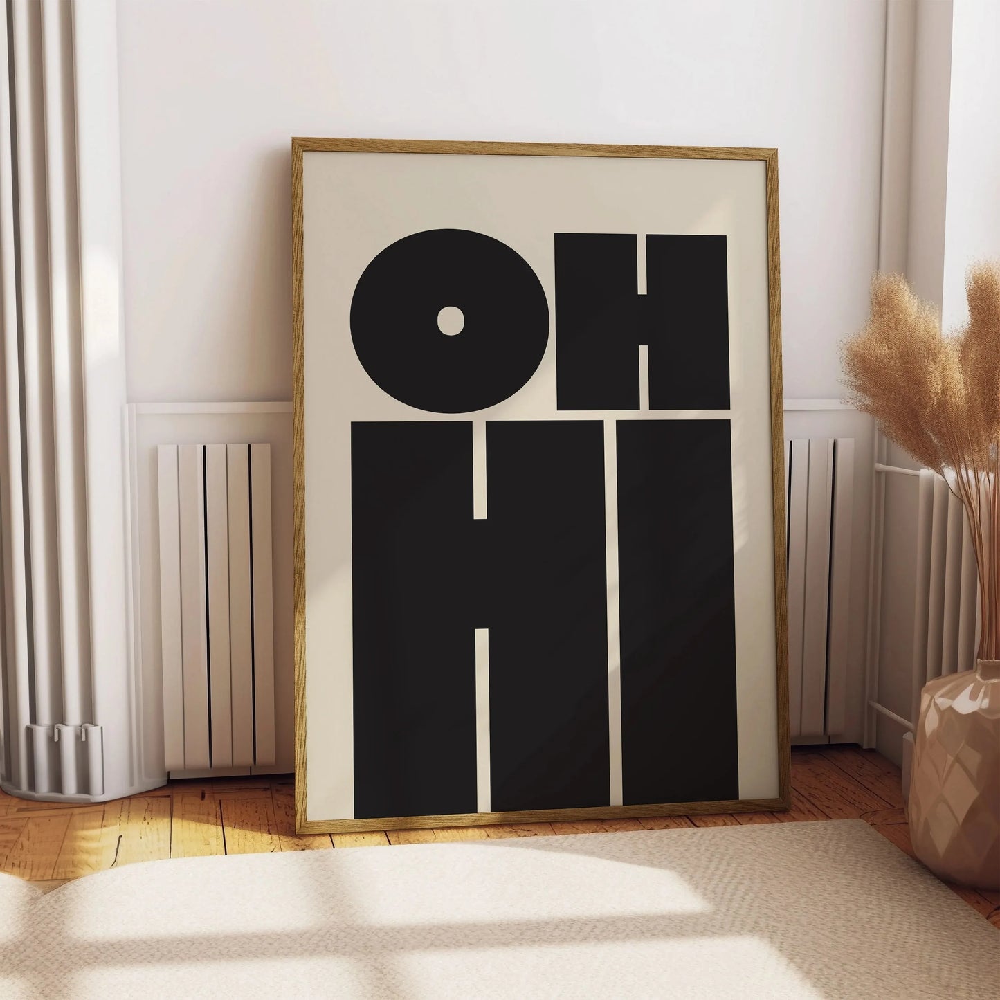 Poster graphique avec les mots “OH HI” en grandes lettres noires sur fond beige, style bold minimaliste, idéal pour une décoration murale moderne et impactante.