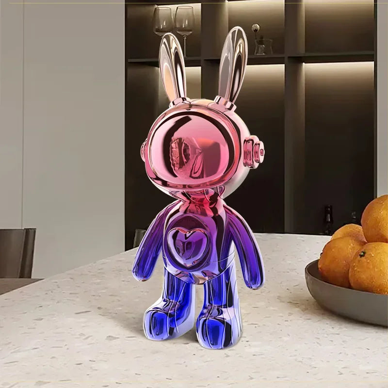 Sculpture de lapin astronaute chromé bicolore rose et violet, au design futuriste et brillant, exposée sur une table modern