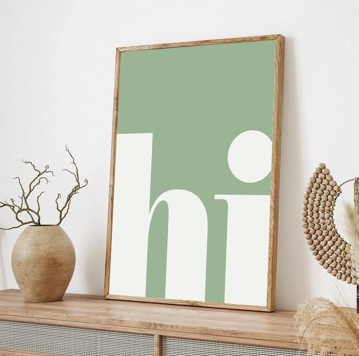 Poster déco minimaliste avec le mot “hi” en typographie moderne vert sauge sur fond blanc, idéal pour une ambiance douce et contemporaine dans un salon ou un bureau.