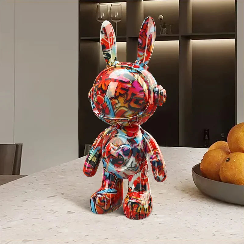 Sculpture décorative en forme de lapin avec casque d’astronaute, revêtement graffiti coloré style street art, posée sur une table design en intérieur contemporain