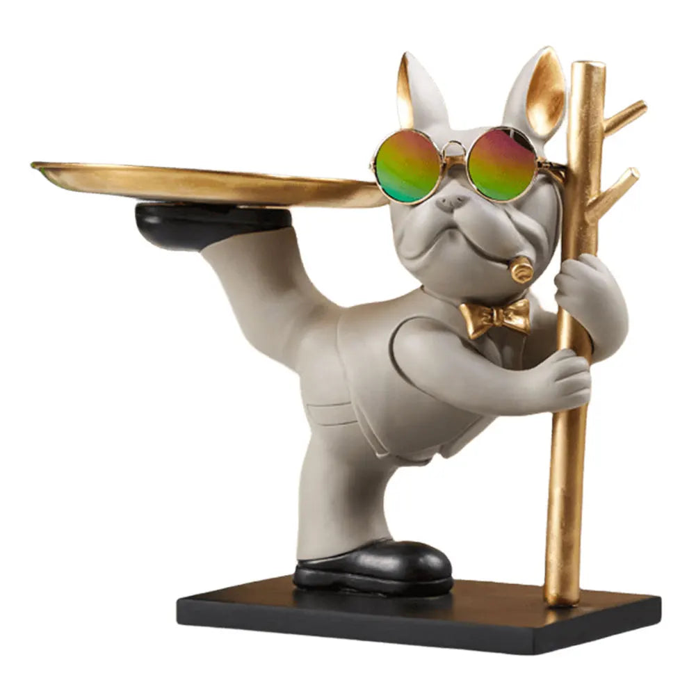 Sculpture chien fun gris clair en équilibre, lunettes arc-en-ciel et plateau doré — un objet déco original et pratique pour un intérieur moderne et audacieux.