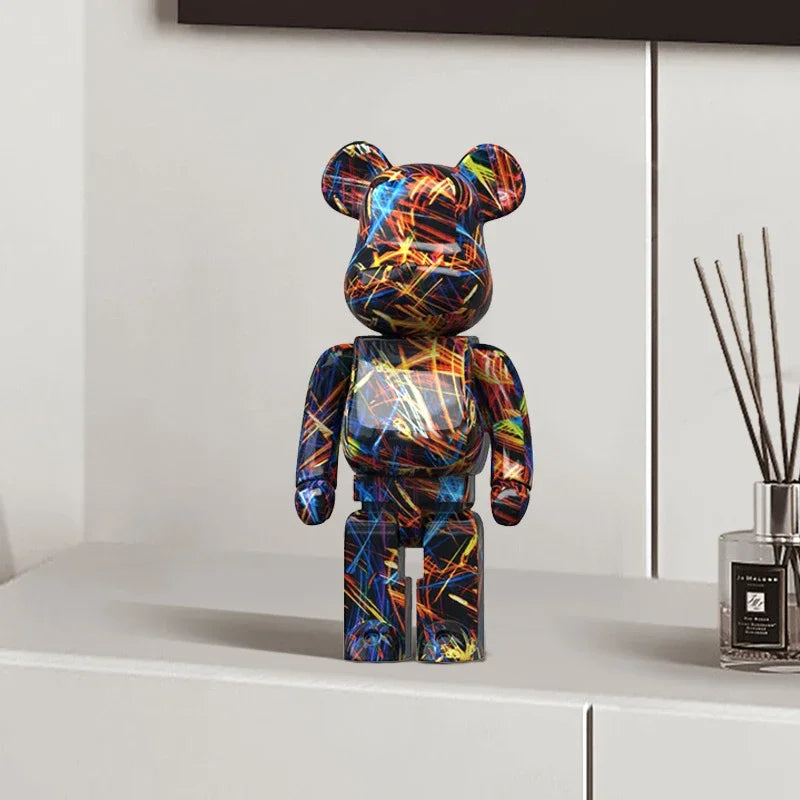 Figurine Bearbrick abstraite multicolore sur meuble design blanc, déco moderne et artistique inspirée street art
