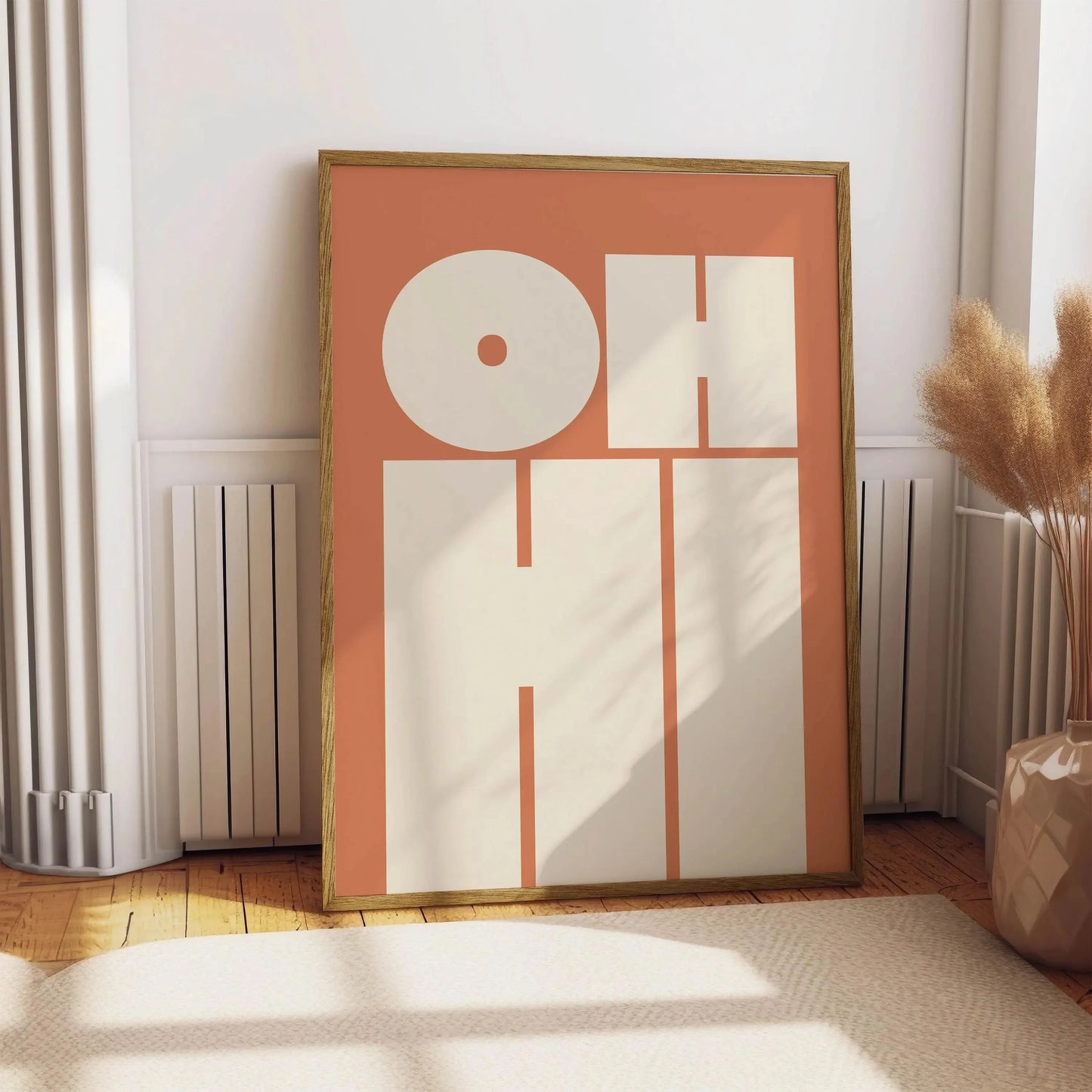 Affiche typographique minimaliste “OH HI” en blanc sur fond terracotta, décoration murale moderne au style rétro et chaleureux