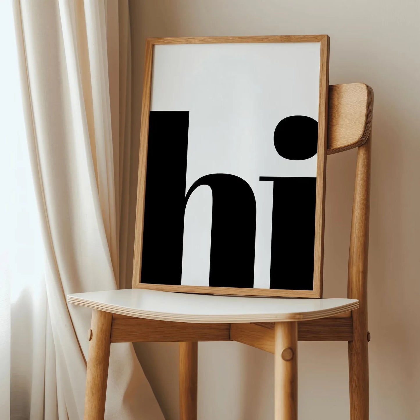 Ensemble d’affiches typographiques modernes exposées sur un fond blanc, avec des messages positifs et romantiques comme “How Lucky Are We”, “Love Actually is All Around”, “You Look Good” et “LOVE”, dans des styles graphiques variés et colorés