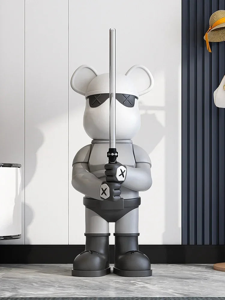 Sculpture design d’un ours stylisé en guerrier samouraï tenant un sabre, look monochrome gris et noir, pièce de décoration urbaine contemporaine et tendance