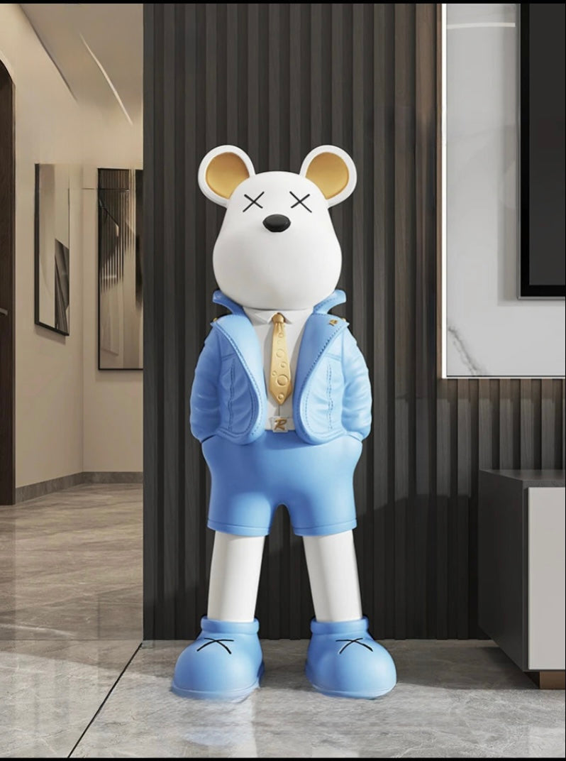 Sculpture pop art en forme d’ours blanc habillé d’un ensemble bleu marine et cravate dorée, déco originale pour intérieur moderne et ambiance urbaine