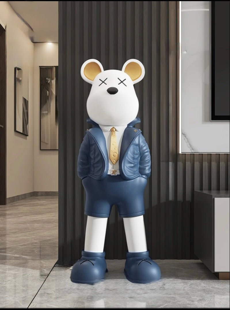 Sculpture pop art en forme d’ours blanc habillé d’un ensemble bleu marine et cravate dorée, déco originale pour intérieur moderne et ambiance urbaine