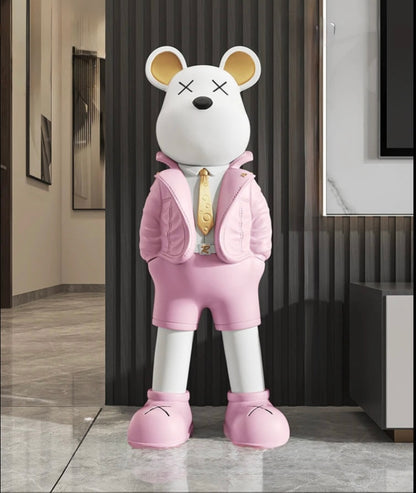 Sculpture décorative pop art représentant un ours blanc en tenue rose pastel avec cravate dorée, design original pour intérieur moderne et créatif