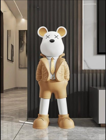 Sculpture d’ours blanc debout en tenue beige avec veste, short et cravate dorée, déco pop art chic pour intérieur design ou entrée contemporaine