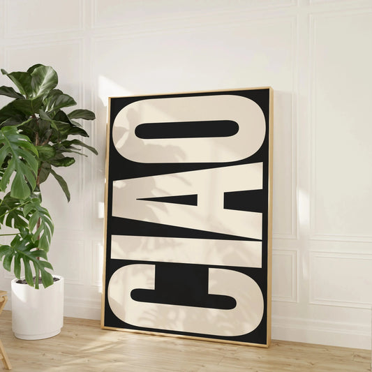 Poster déco avec inscription “CIAO” en lettres capitales blanche, style graphique audacieux et moderne, parfait pour une touche pop et italienne dans un intérieur contemporain.