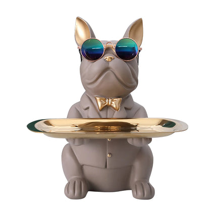 Chien décoratif en résine taupe avec lunettes miroir et nœud papillon doré, portant un plateau doré – objet déco tendance pour salon, entrée ou bureau, style pop art chic