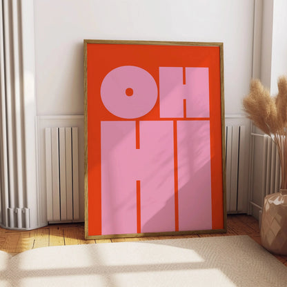 OH HI” avec typographie rose sur fond orange vif, affiche pop art graphique pour mur de salon ou bureau stylé.