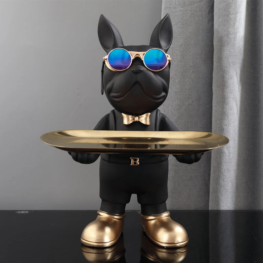 Sculpture décorative chien noir chic avec plateau doré — accessoire tendance et fonctionnel pour ranger clés, bijoux ou lunettes dans une entrée ou un salon moderne.