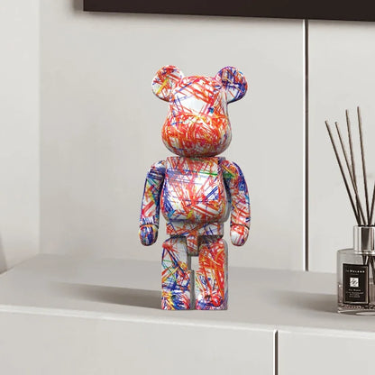 Figurine Bearbrick abstraite multicolore sur meuble design blanc, déco moderne et artistique inspirée street art