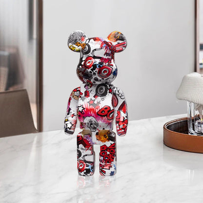 Figurine Bearbrick pop art rouge et noire avec motifs BD sur table en marbre dans intérieur design