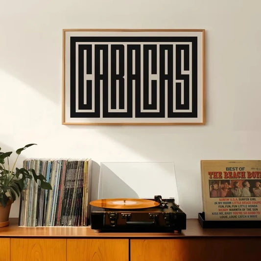 Affiche décorative design avec inscription “Caracas” en lettres géométriques noires, style urbain et moderne pour une décoration murale graphique et contemporaine.