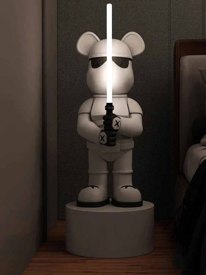 Statue déco d’un ours futuriste tenant un sabre lumineux blanc, look de guerrier moderne en armure blanche, ambiance tamisée et design urbain chic