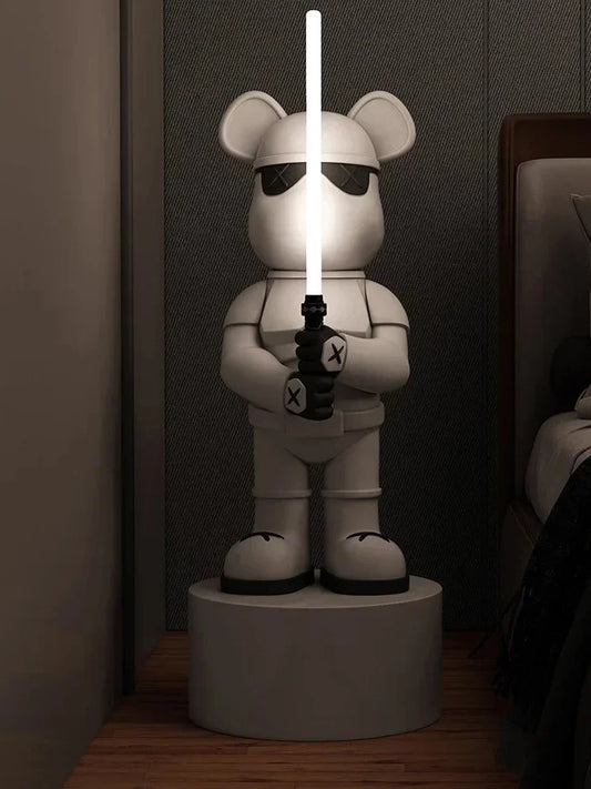Statue déco d’un ours futuriste tenant un sabre lumineux blanc, look de guerrier moderne en armure blanche, ambiance tamisée et design urbain chic