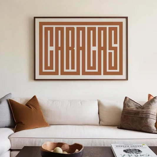 Affiche décorative design avec inscription “Caracas” en lettres géométriques couleur terracotta, style urbain et moderne pour une décoration murale graphique et contemporaine.