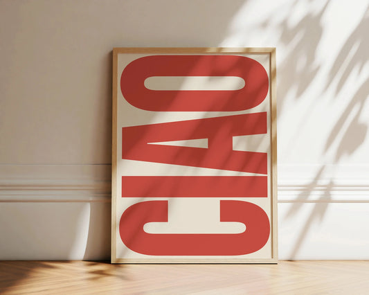 Poster déco avec inscription “CIAO” en lettres capitales rouges, style graphique audacieux et moderne, parfait pour une touche pop et italienne dans un intérieur contemporain.