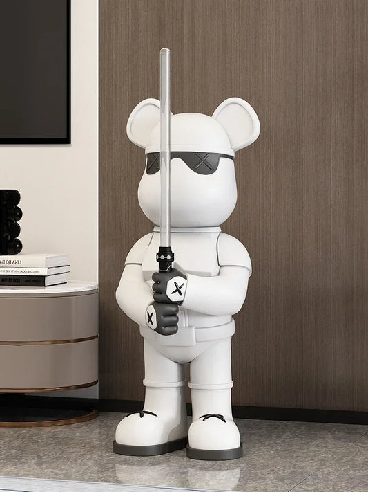 Statue design pop art d’un ours blanc futuriste avec lunettes noires et sabre laser gris, exposée dans un intérieur moderne avec mur en bois et table basse épurée