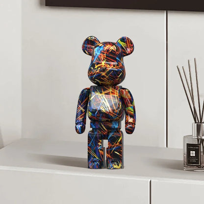 Figurine Bearbrick abstraite multicolore sur meuble design blanc, déco moderne et artistique inspirée street art