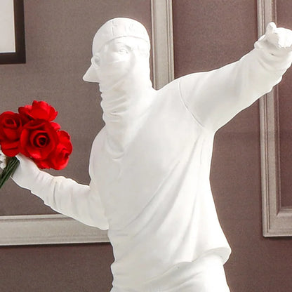 Statue blanche inspirée de Banksy représentant un manifestant lançant un bouquet de roses rouges, décor murale pop art au style contemporain et engagé