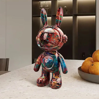 Sculpture lapin au style pop art abstrait multicolore avec casque et cœur en relief, posée sur une table dans un intérieur moderne